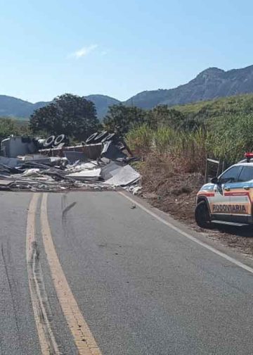 Carreta com carga de gesso tomba e interdita MGC-381, em Divino das Laranjeiras
