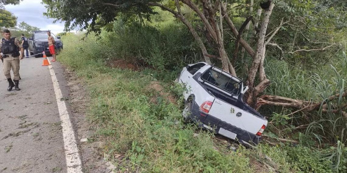 Idosa morre após bater o carro contra uma árvore, em Nova Módica