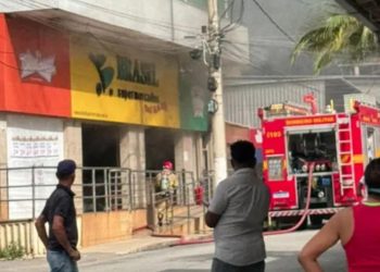 Incêndio destrói área de panificação de um supermercado, em Timóteo