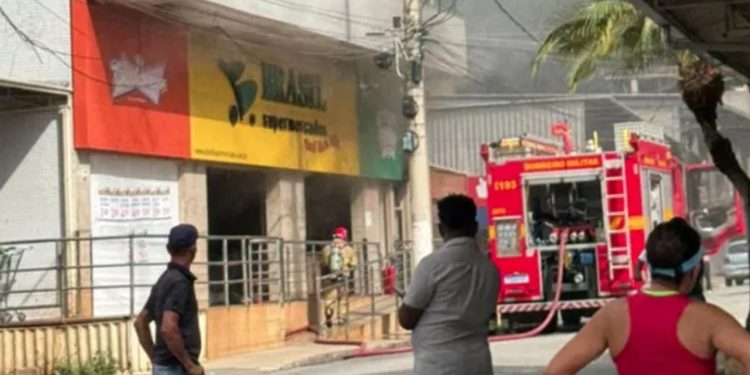 Incêndio destrói área de panificação de um supermercado, em Timóteo