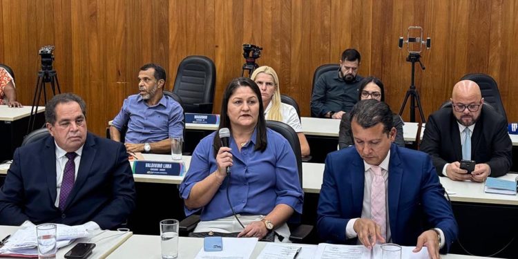 Secretária de Educação é ouvida na Comissão Processante da Câmara de Valadares