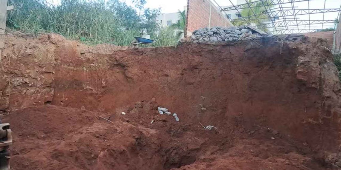 Pedreiro morre soterrado durante construção de muro, em Santana do Paraíso