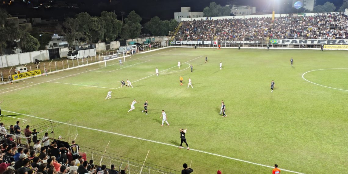 Democrata domina, vence o Vitória e assume a liderança do Grupo A12 da Série D