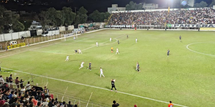 Democrata domina, vence o Vitória e assume a liderança do Grupo A12 da Série D
