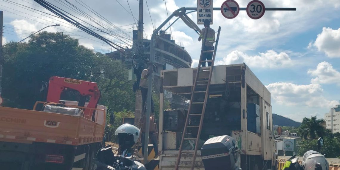 Prefeitura instala barreira física no Viaduto do Filadélfia para restringir trânsito de veículos pesados
