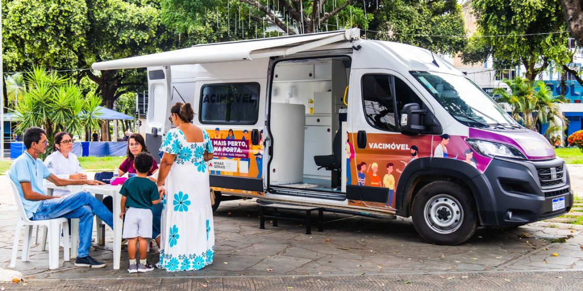 Vacimóvel faz parada no Mercado Municipal e oferece vacinas contra gripe e Covid-19 em Valadares