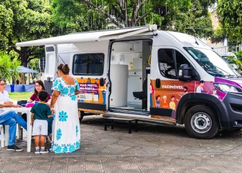 Vacimóvel faz parada no Mercado Municipal e oferece vacinas contra gripe e Covid-19 em Valadares