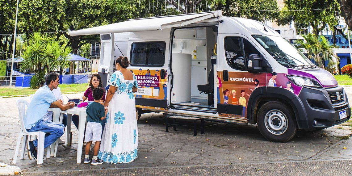 Em busca de reforço na imunização, Vacimóvel estaciona em shopping de Valadares