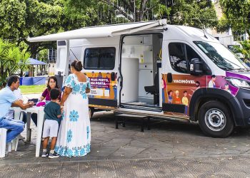 Em busca de reforço na imunização, Vacimóvel estaciona em shopping de Valadares