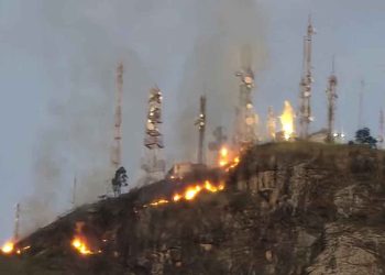 Após horas de combate, incêndio no Pico da Ibituruna é debelado, em Valadares