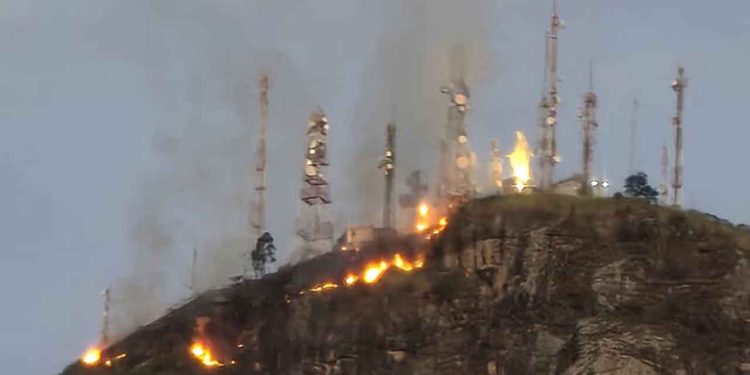 Após horas de combate, incêndio no Pico da Ibituruna é debelado, em Valadares