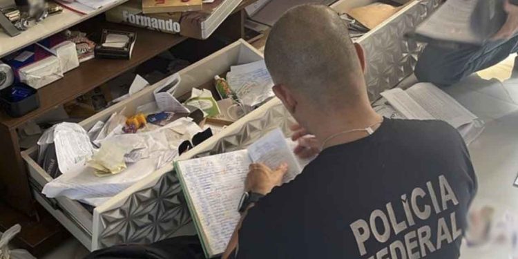 Polícia Federal faz busca e apreensão em endereço de investigado por promoção de migração ilegal aos EUA, em Valadares
