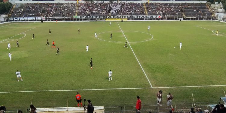 Democrata vence mais uma no Mamudão, bate o Rio Branco-ES e garante classificação antecipada na Série D