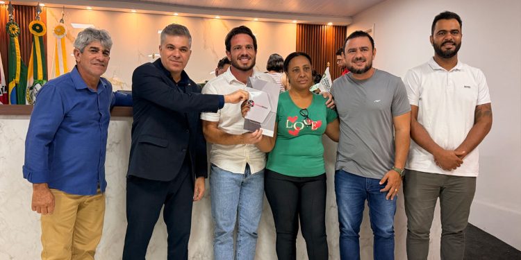 Títulos de regularização de imóveis são entregues em Alpercata