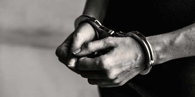 Homem é preso em Valadares após criar perfil falso para atrair e atropelar ex-namorada