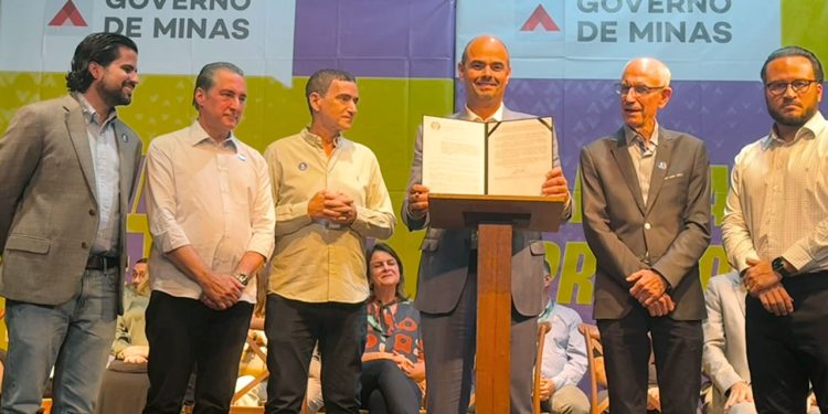 Mateus Simões transfere capital de MG para Governador Valadares e anuncia investimentos na região