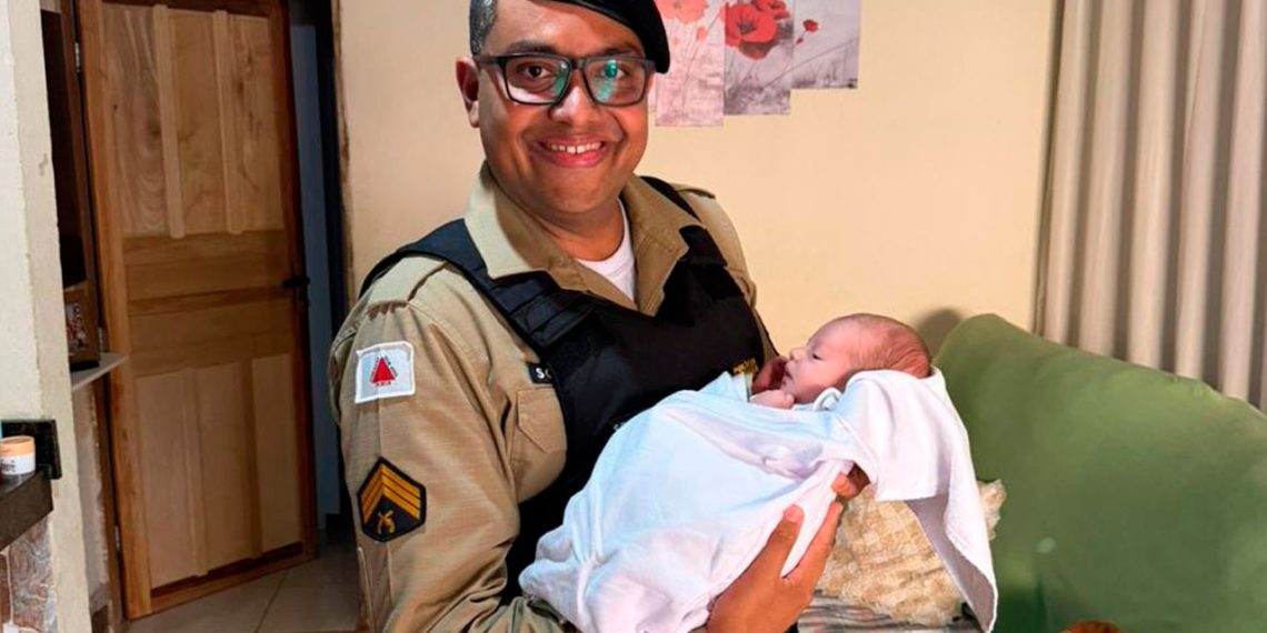 Policial militar ajuda avó a salvar bebê engasgado por telefone