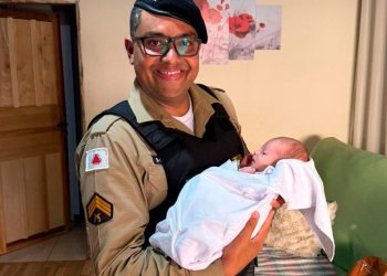 Policial militar ajuda avó a salvar bebê engasgado por telefone