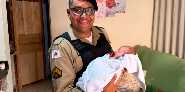 Policial militar ajuda avó a salvar bebê engasgado por telefone