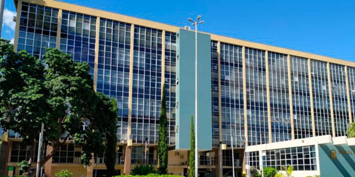 Entenda por que a Prefeitura de Valadares cancelou a demissão de 400 servidores após anunciar corte em massa