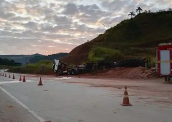 Carreta com carga de combustível tomba e fecha a BR-381, em Antônio Dias
