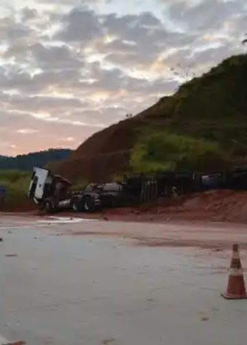 Carreta com carga de combustível tomba e fecha a BR-381, em Antônio Dias