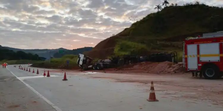 Carreta com carga de combustível tomba e fecha a BR-381, em Antônio Dias