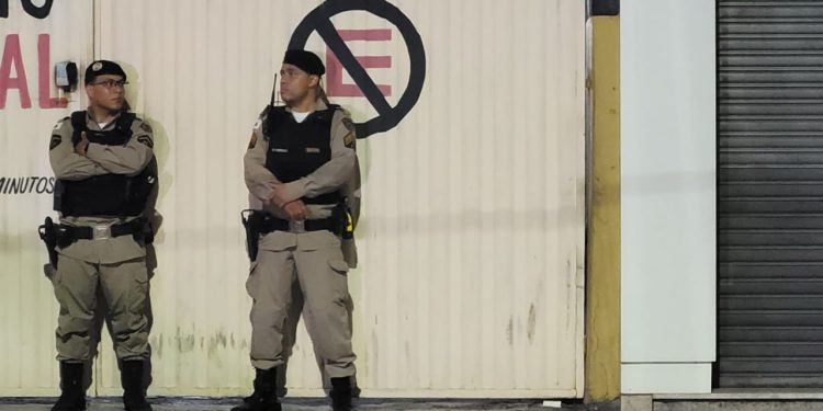Advogada é assassinada a tiros dentro de estacionamento, em Governador Valadares