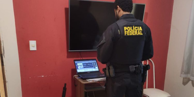 Homem é preso pela PF em operação contra abuso sexual infantojuvenil, em Capelinha
