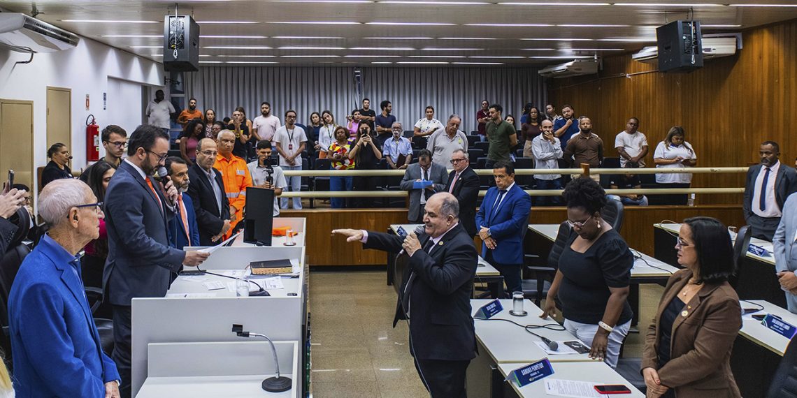 Cabo Amorim toma posse como novo vereador de Governador Valadares