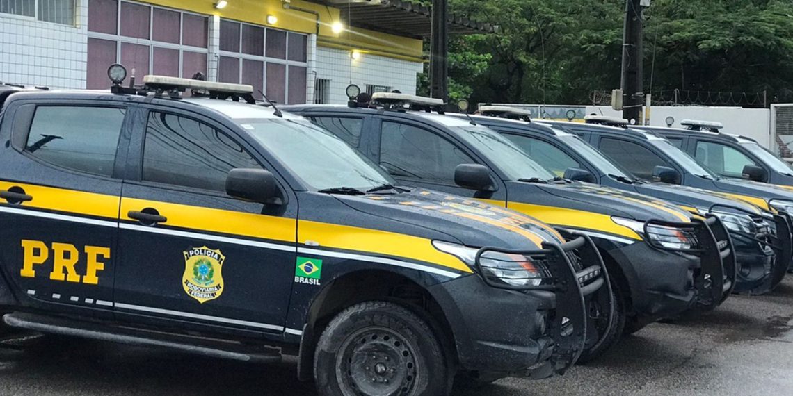 Acidente na BR-116 deixa um motociclista morto e dois feridos, em Valadares