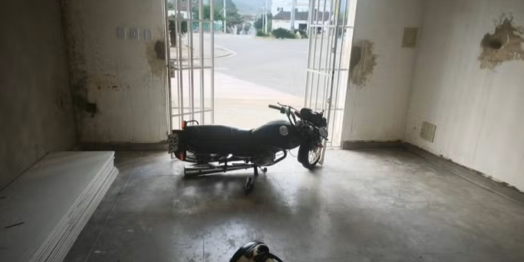Homem é preso após invadir quartel da PM com motocicleta, em São José da Safira