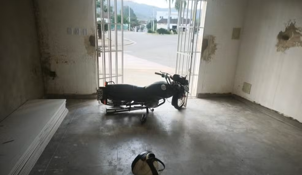 Homem é preso após invadir quartel da PM com motocicleta, em São José da Safira