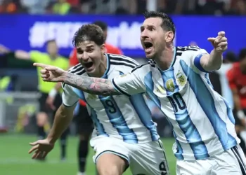 Messi supera pênalti perdido, lidera reação e coloca Argentina nas quartas da Copa
