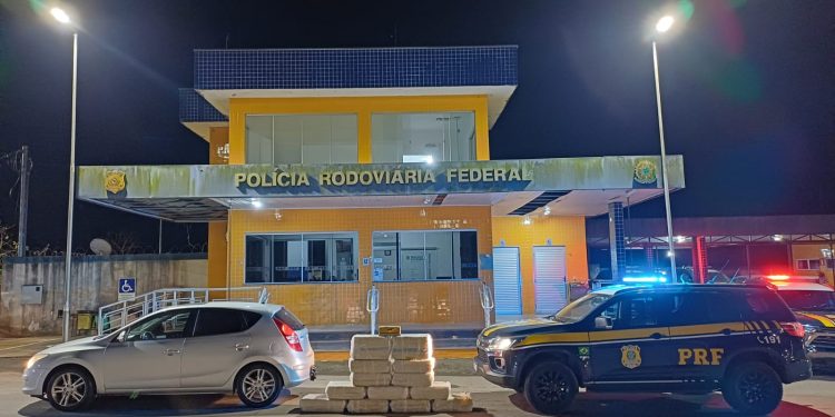 PRF apreende 300 kg de maconha na BR-381 e prende casal que ia para Valadares