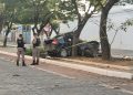 Motorista morre após carro bater em três árvores, em Governador Valadares