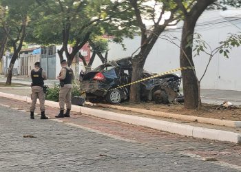 Motorista morre após carro bater em três árvores, em Governador Valadares