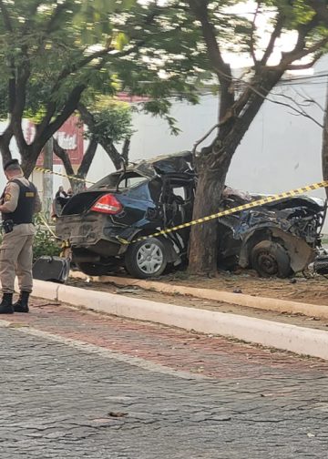 Motorista morre após carro bater em três árvores, em Governador Valadares