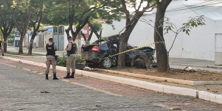 Motorista morre após carro bater em três árvores, em Governador Valadares