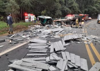 Batida entre caminhão e carreta deixa motorista ferido, na BR-262, em Manhuaçu
