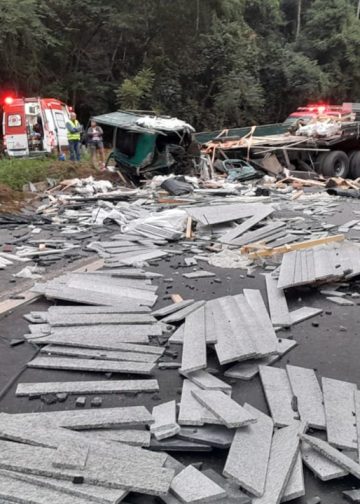 Batida entre caminhão e carreta deixa motorista ferido, na BR-262, em Manhuaçu
