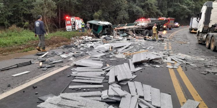 Batida entre caminhão e carreta deixa motorista ferido, na BR-262, em Manhuaçu
