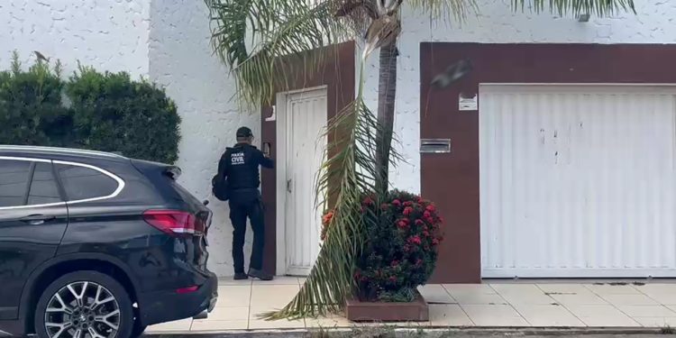 Operação da Polícia Civil cumpre mandados de busca e apreensão em endereços ligados à Coronel Sandro