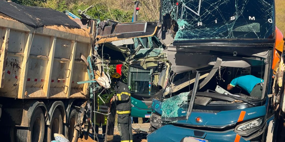 Acidente entre ônibus e caminhão deixa dois mortos e dez feridos na BR-259 em Governador Valadares