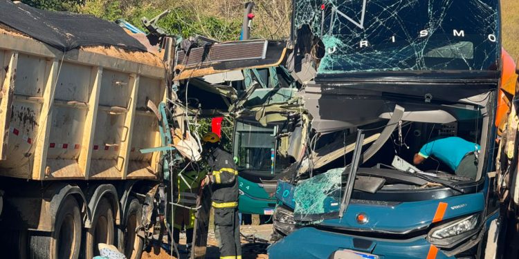 Acidente entre ônibus e caminhão deixa dois mortos e dez feridos na BR-259 em Governador Valadares