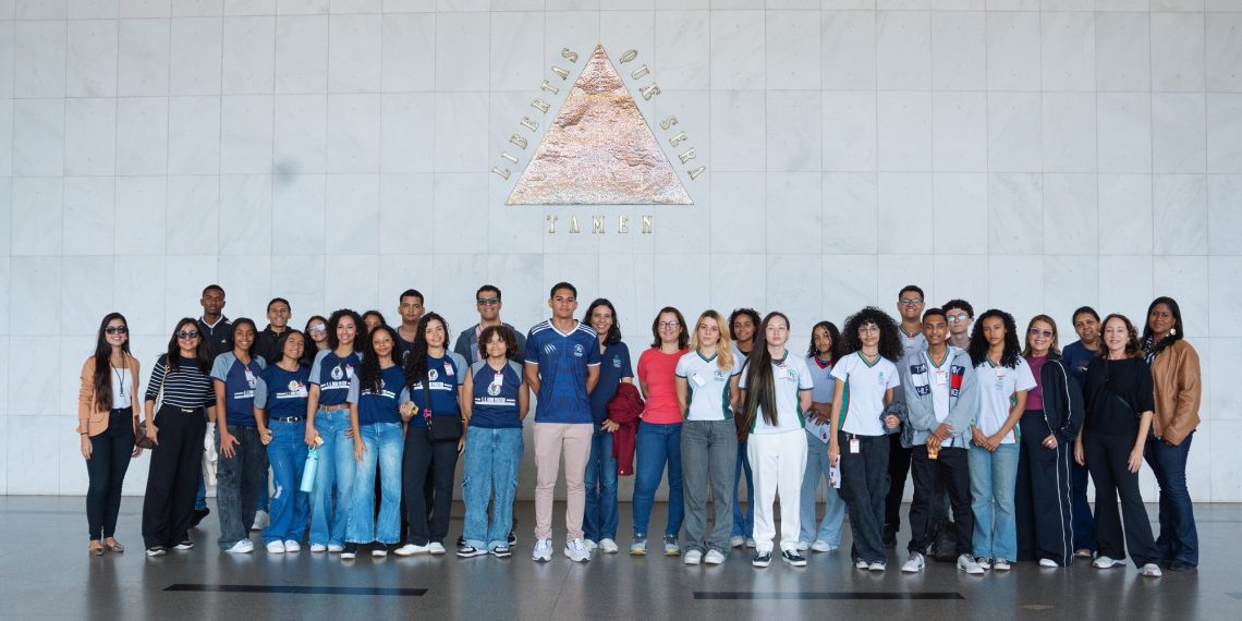 Alunos do Parlamento Jovem de Valadares realizam visita técnica à ALMG em Belo Horizonte