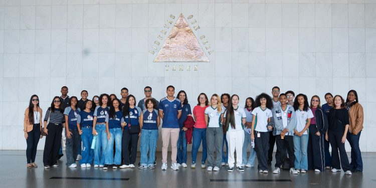 Alunos do Parlamento Jovem de Valadares realizam visita técnica à ALMG em Belo Horizonte