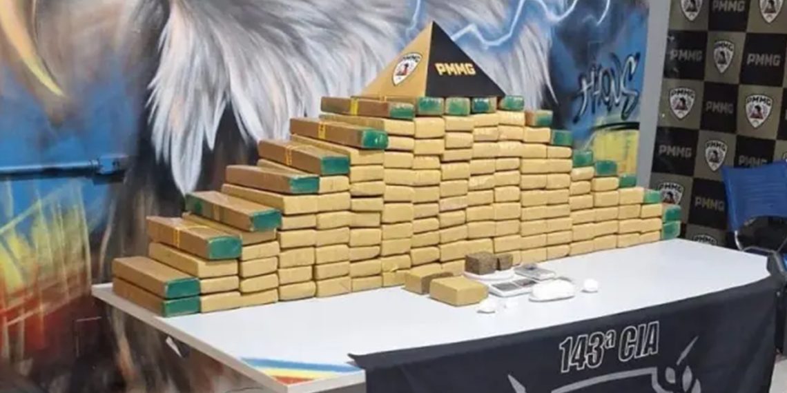 Denúncia leva PM a ponto de distribuição com quase 200 kg de maconha, em Santana do Paraíso
