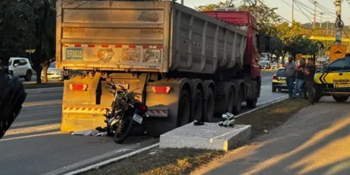 Motociclista morre após bater na traseira de caminhão, em Ipatinga