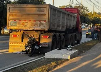 Motociclista morre após bater na traseira de caminhão, em Ipatinga